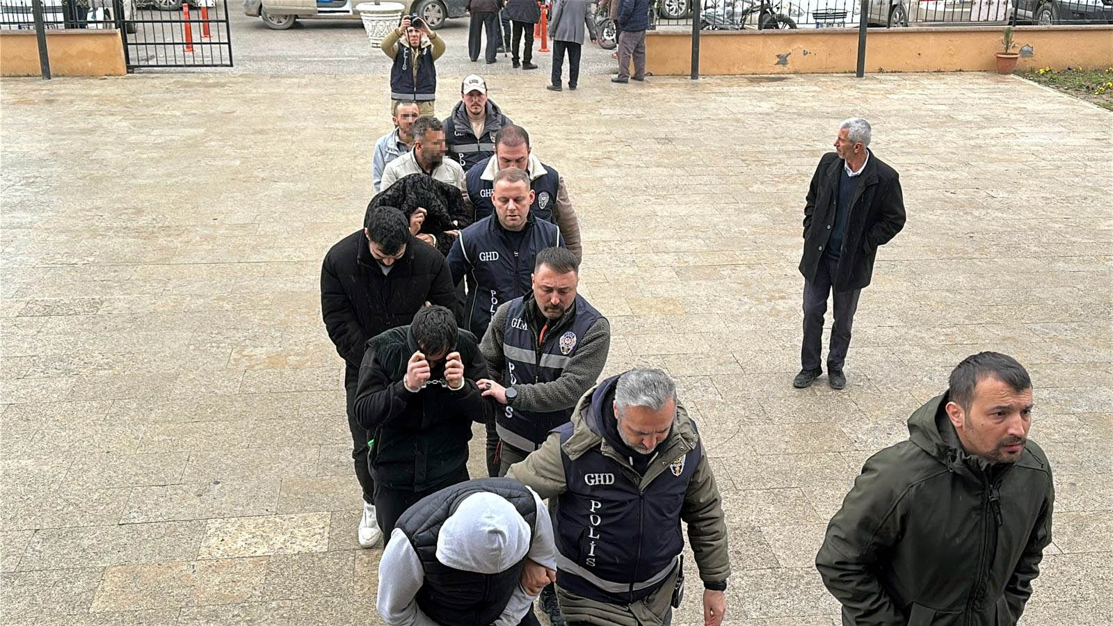 Suç örgütü üyesini diplomatik plakalı araçla yurt dışı