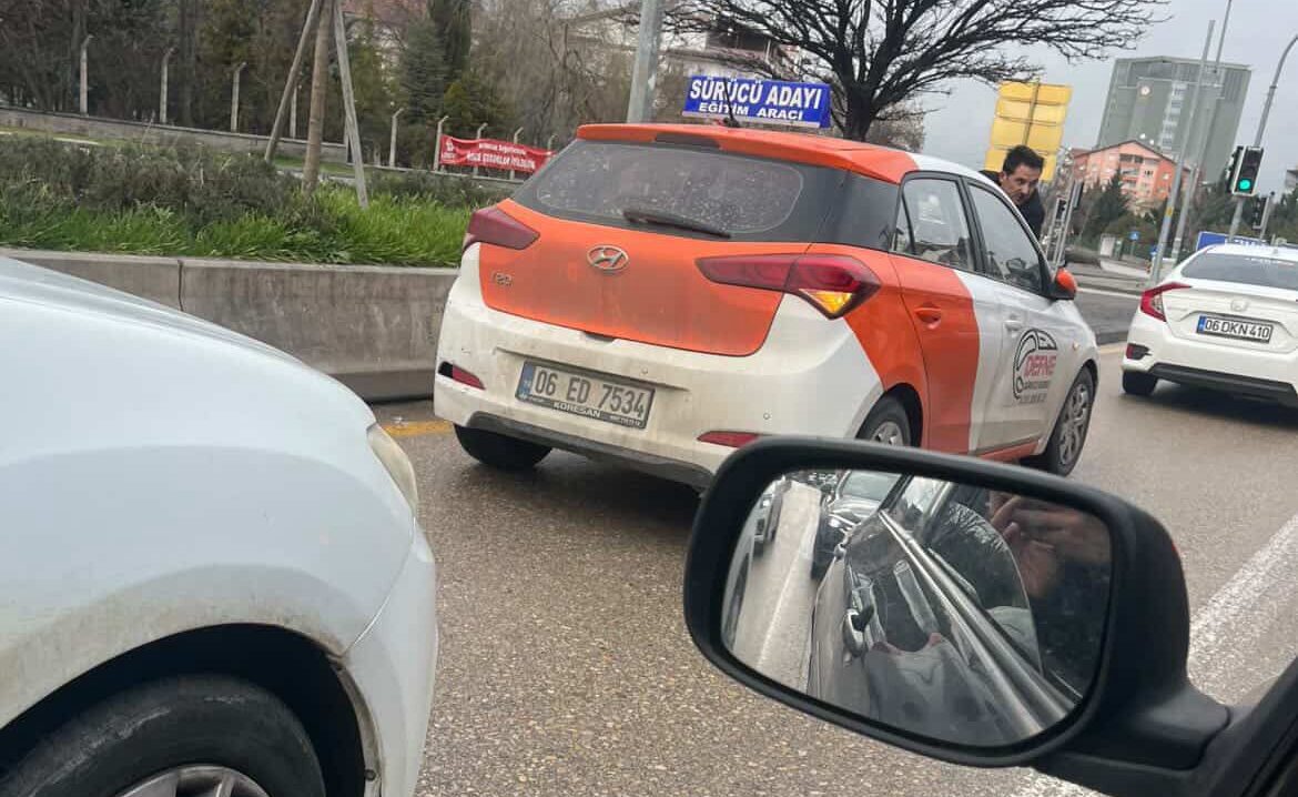 Sürücü kurusu eğitmeni, tartıştığı kişiyi kaput üzeri