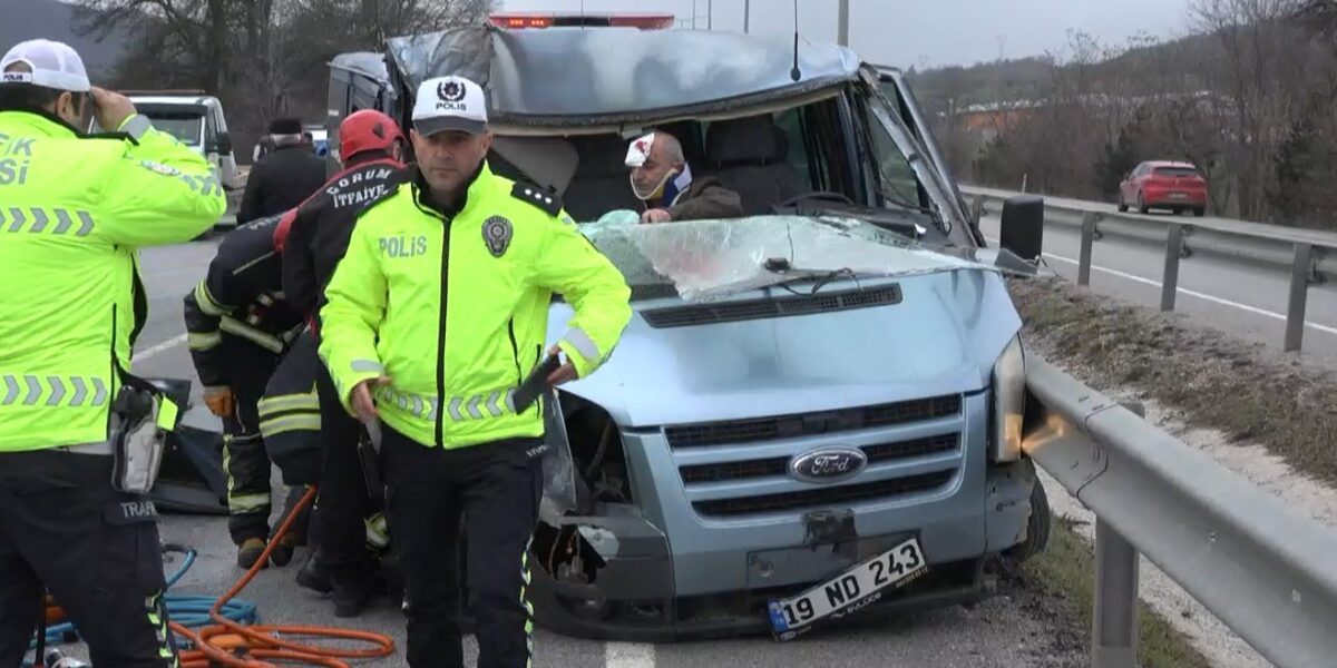 Çorum- Samsun kara yolunda feci kaza: araçtan güçlükle çıkarıldı!