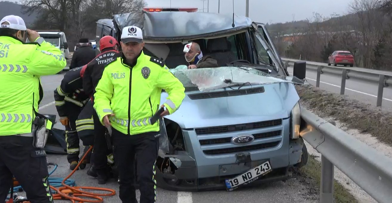 TIR'a çarpan minibüsün sürücüsü, araçtan güçlükle ç.