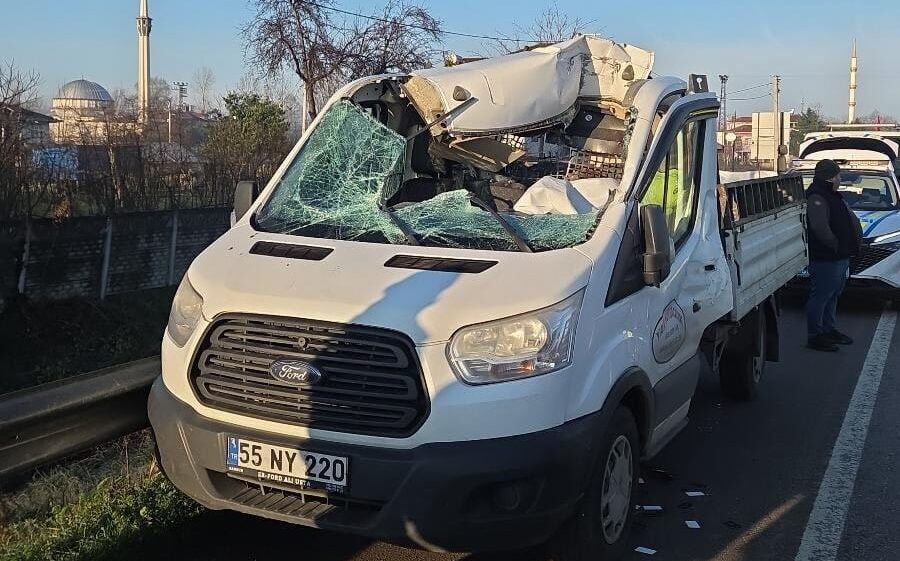 TIR'daki beton bloka kamyonet çarptı; 1 ölü, 1 yaralı