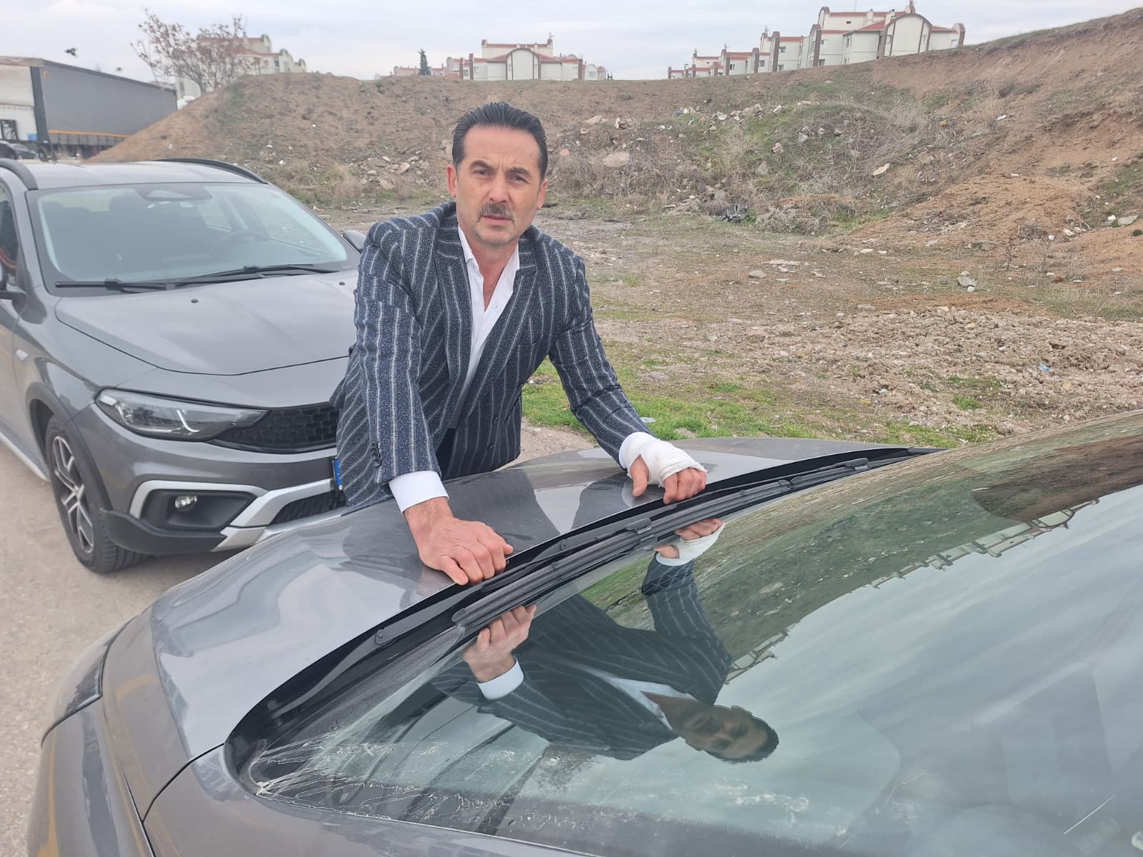 Trafik tartışmasında kaputta sürüklenen sürücü: Düşür