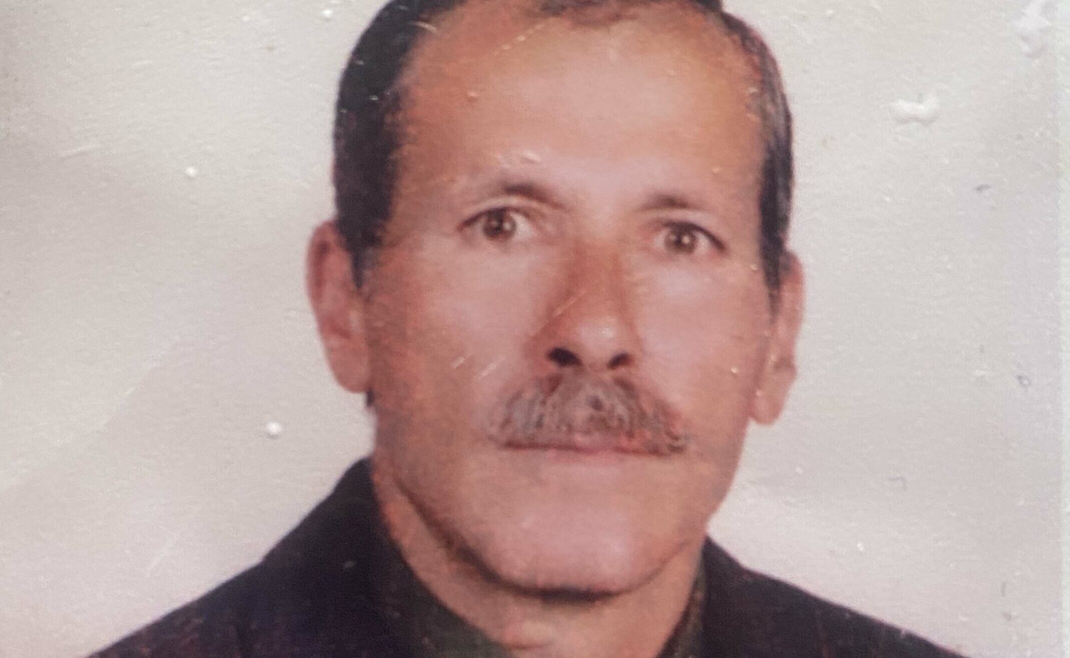 Üzerine istinat duvarı çöken kamyonetinde hayatını kaybett