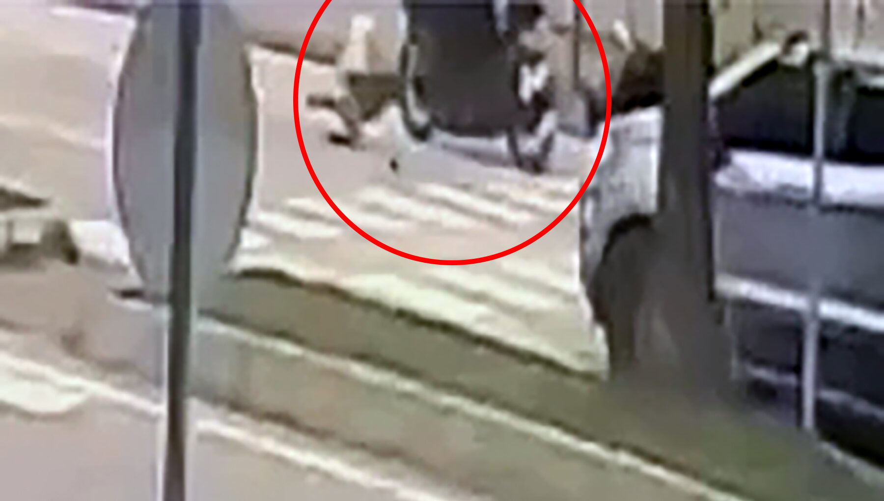 Yaya geçidinde bebek arabasına, motosiklet çarptı; 1,5 yaş.