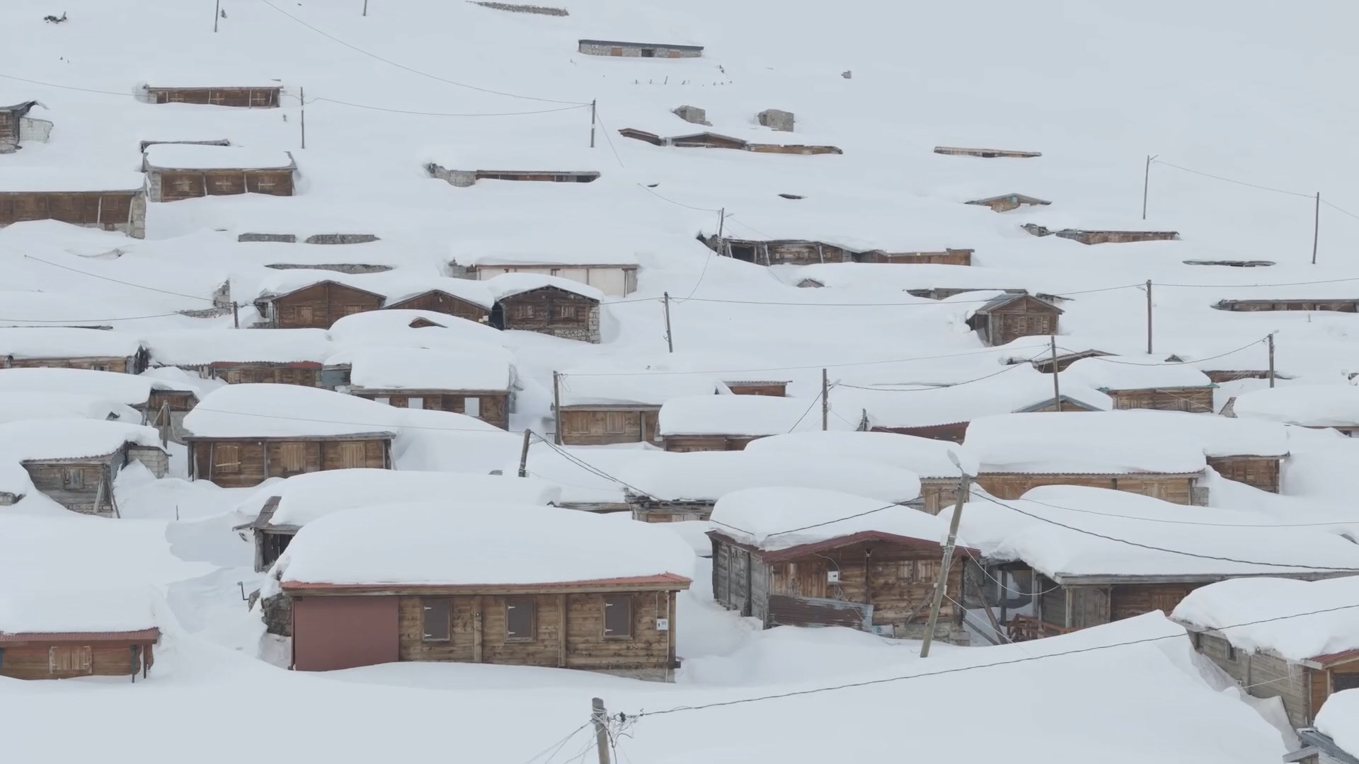 Yaylada kar kalınlığı 3 metreyi aştı; evler kayboldu