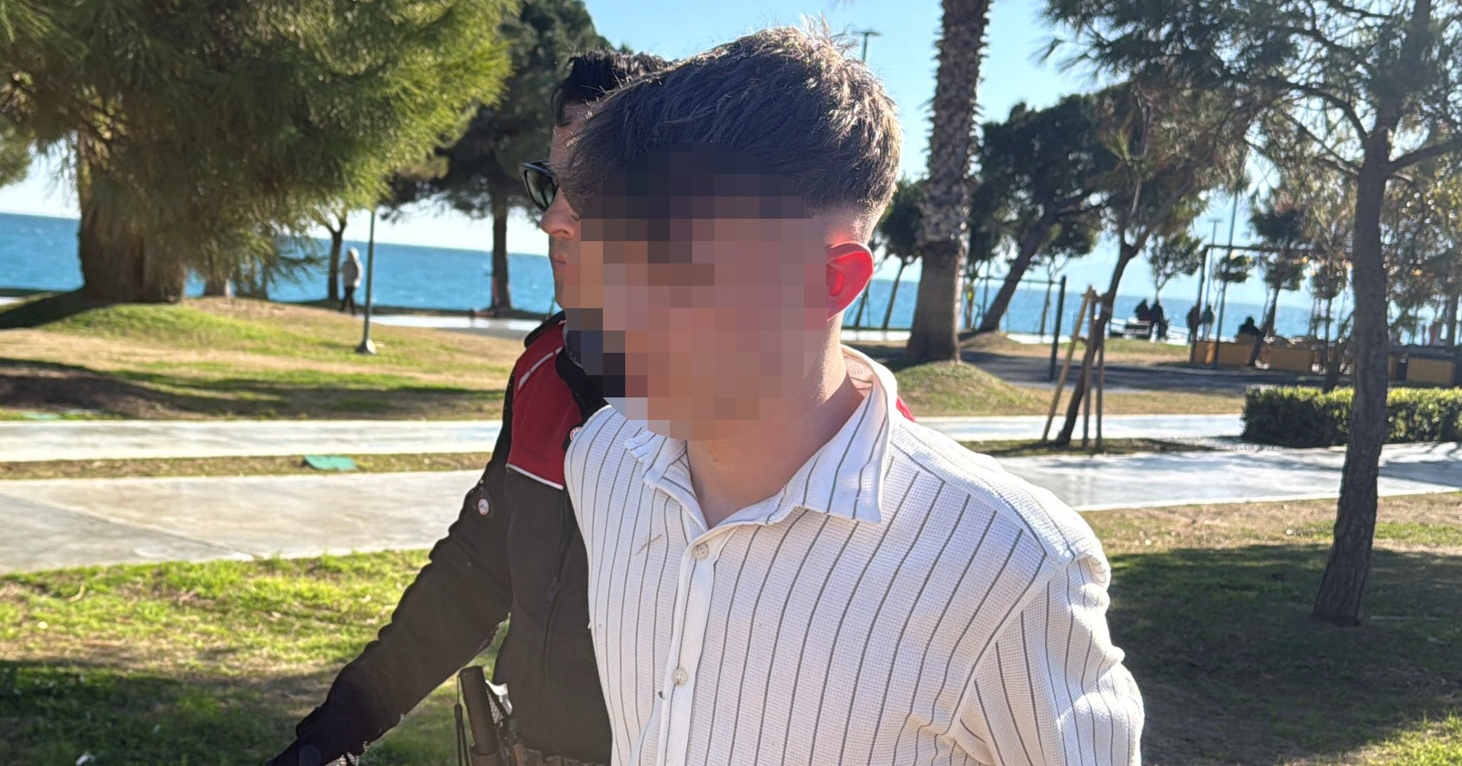 sahilde yürüyüş yapan Ali Orhan Onat , selamlarını almadığı gerekçesiyle A.K. ile E.B. (fotoğraftaki) tarafından bacağından bıçaklandı.