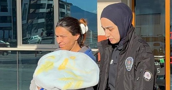 Bebeğinin bezinde uyuşturucu sakladı!