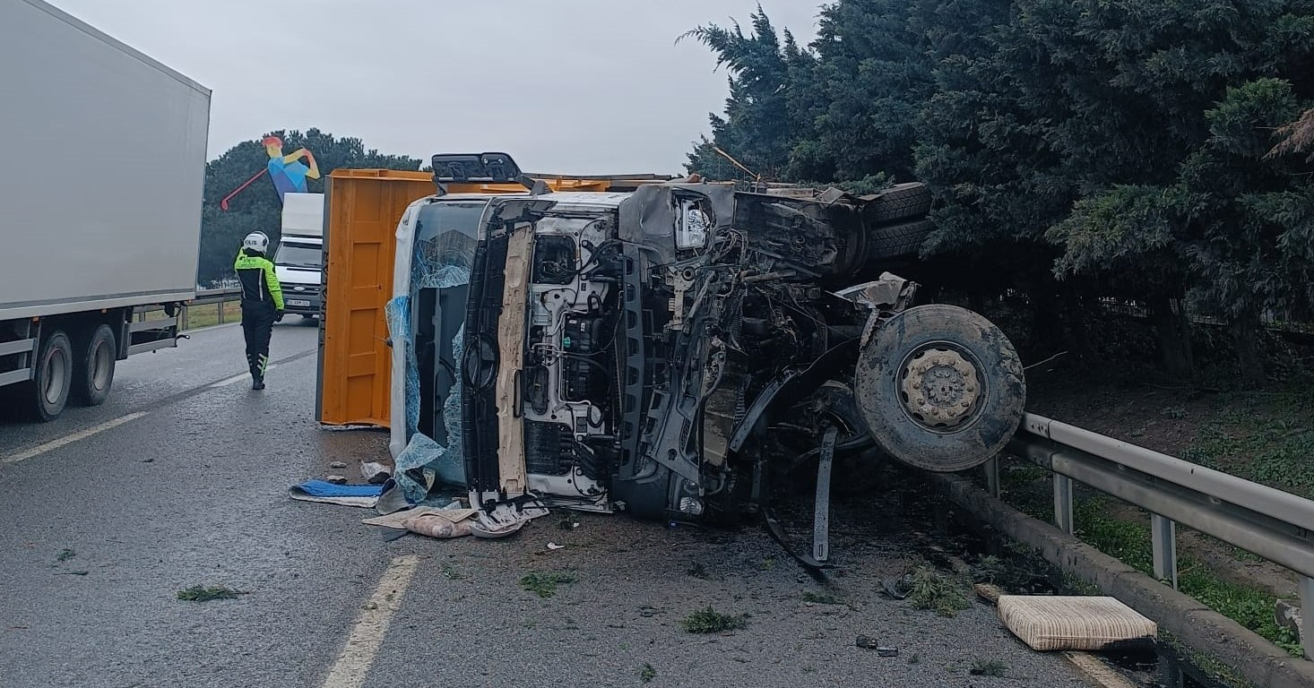 Samsun’da Kamyon bariyerlere çarpıp yan yattı; 1 yaralı