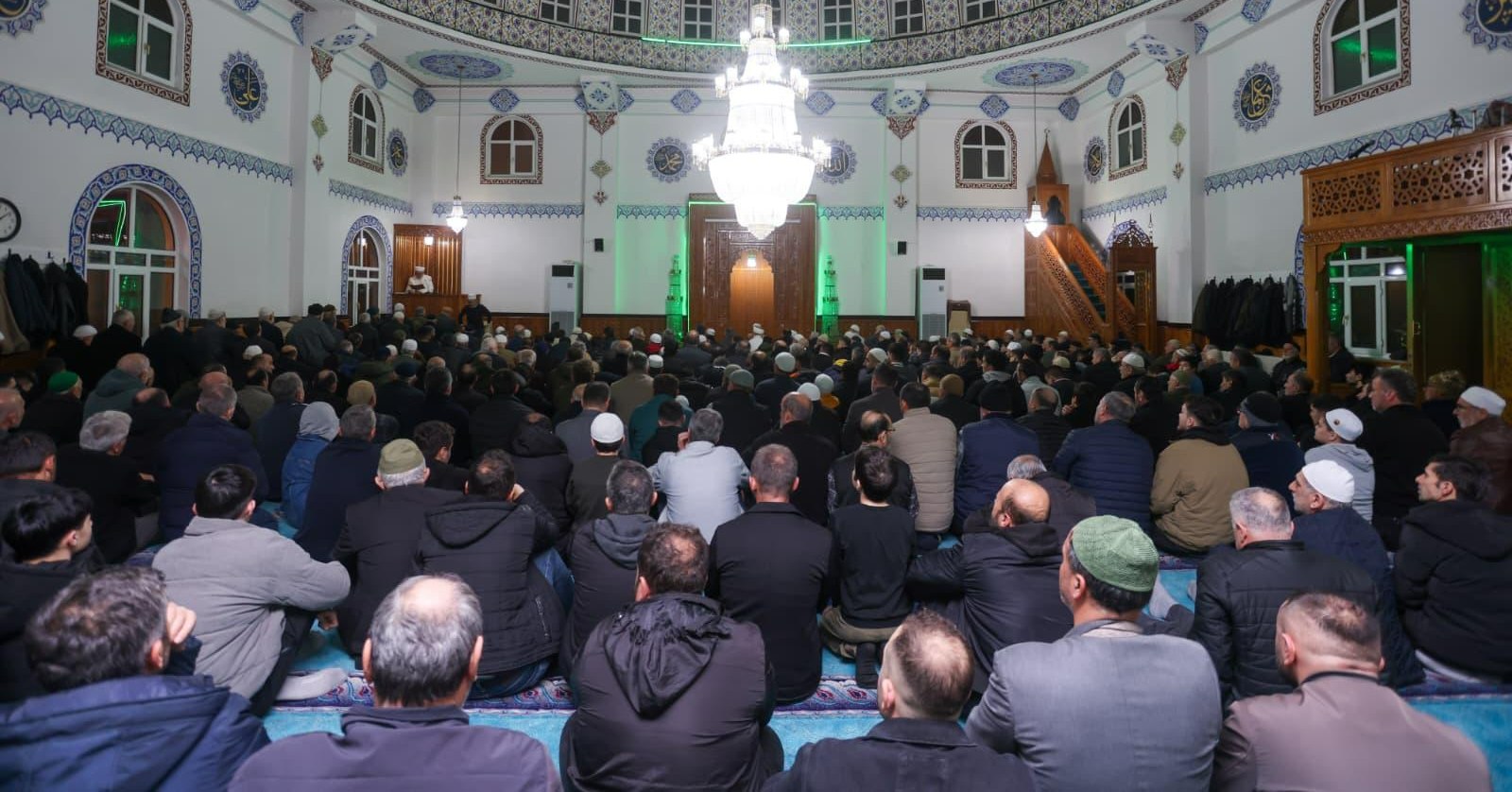 Canik’te Binler Kadir Gecesi’nde Ellerini Semaya Açtı