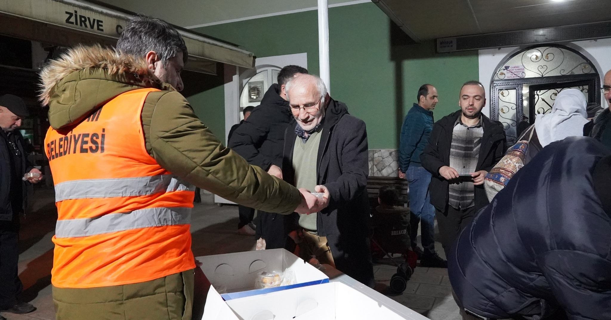 Atakum Belediyesi Kadir Gecesi dolayısıyla vatandaşlara lokma dağıttı