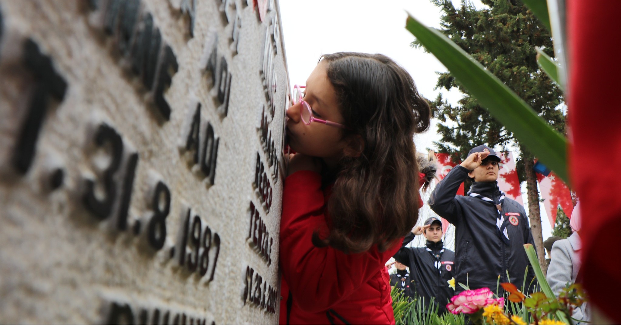 Samsun’da Elif, hiç görmediği şehit dayısının fotoğrafını öpüp, defalarca okşadı