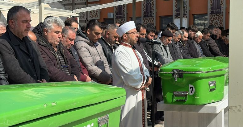 15 yaşındaki çocuk, babasını ve ağabeyini tabancayla öldürmüştü! Baba-oğul defnedildi