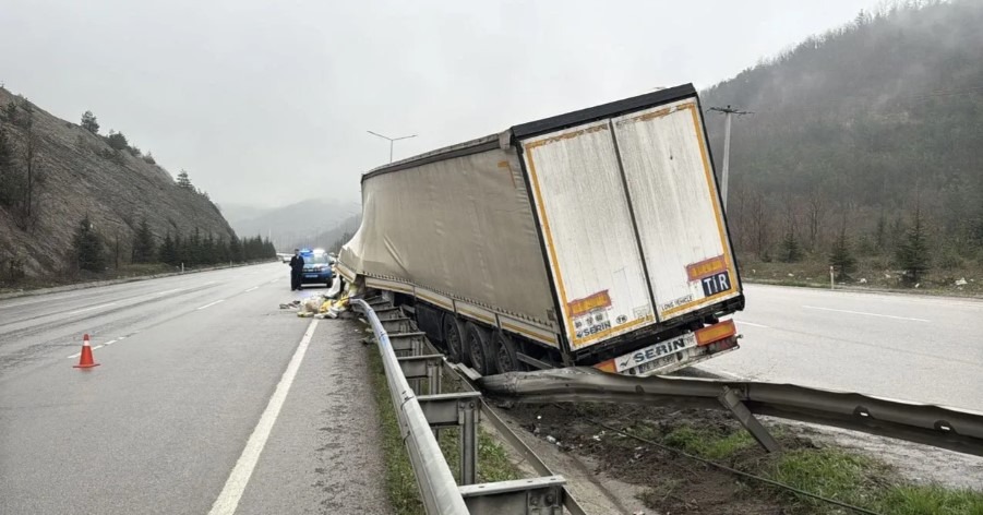 Kocaeli’den yola çıktı, Samsun’da şoförü yokken refüje çarptı!