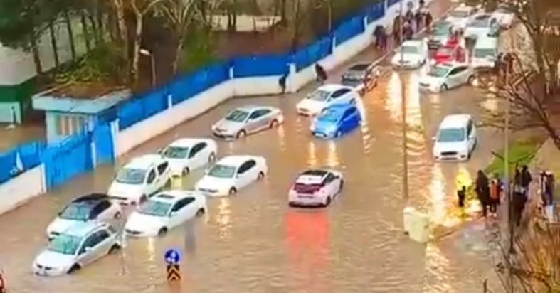 Sağanak yağış yolları göle döndürdü! Hayatı durma noktasına getirdi