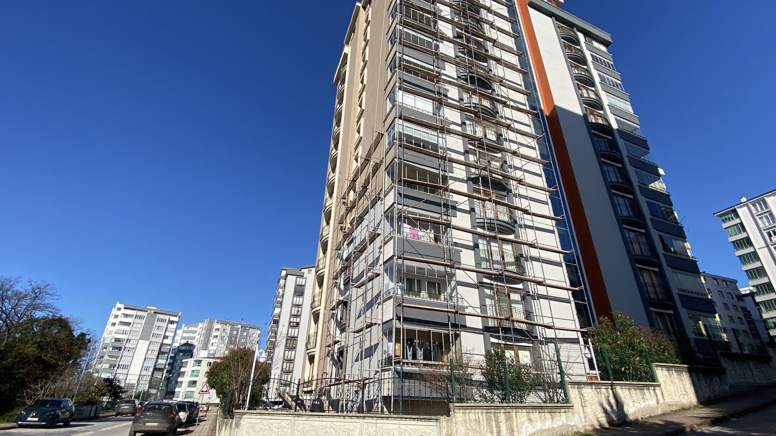 Boya yaparken belindeki halat kopunca 3’üncü kattan düşüp