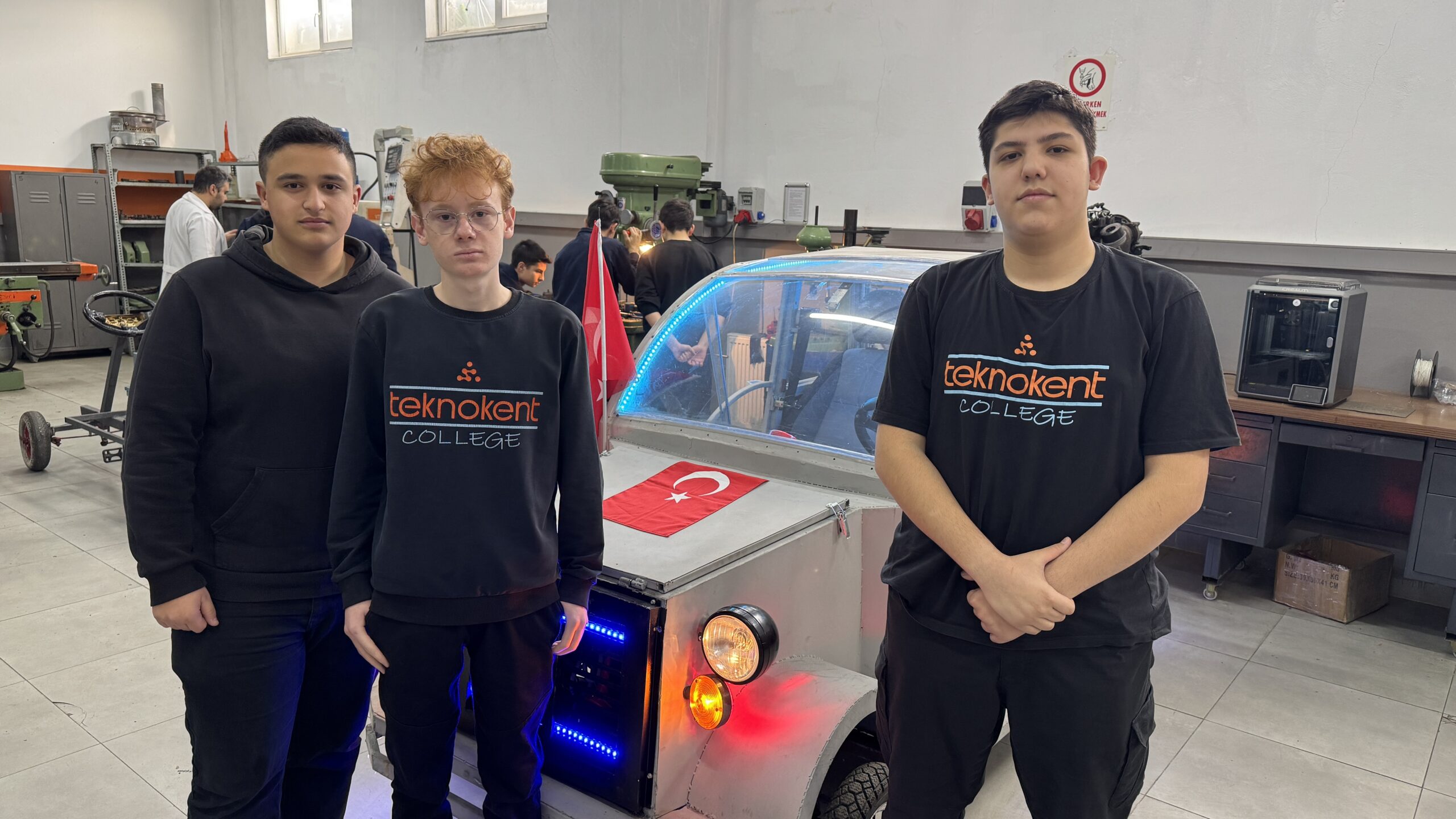 Lise öğrencileri geri dönüşüm malzemeleri ile araç ürett