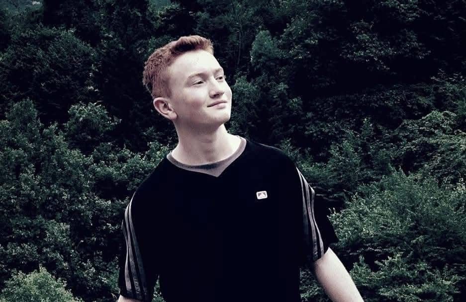 Minibüs, trafik levhası direğine çarptı; sürücü öldü,