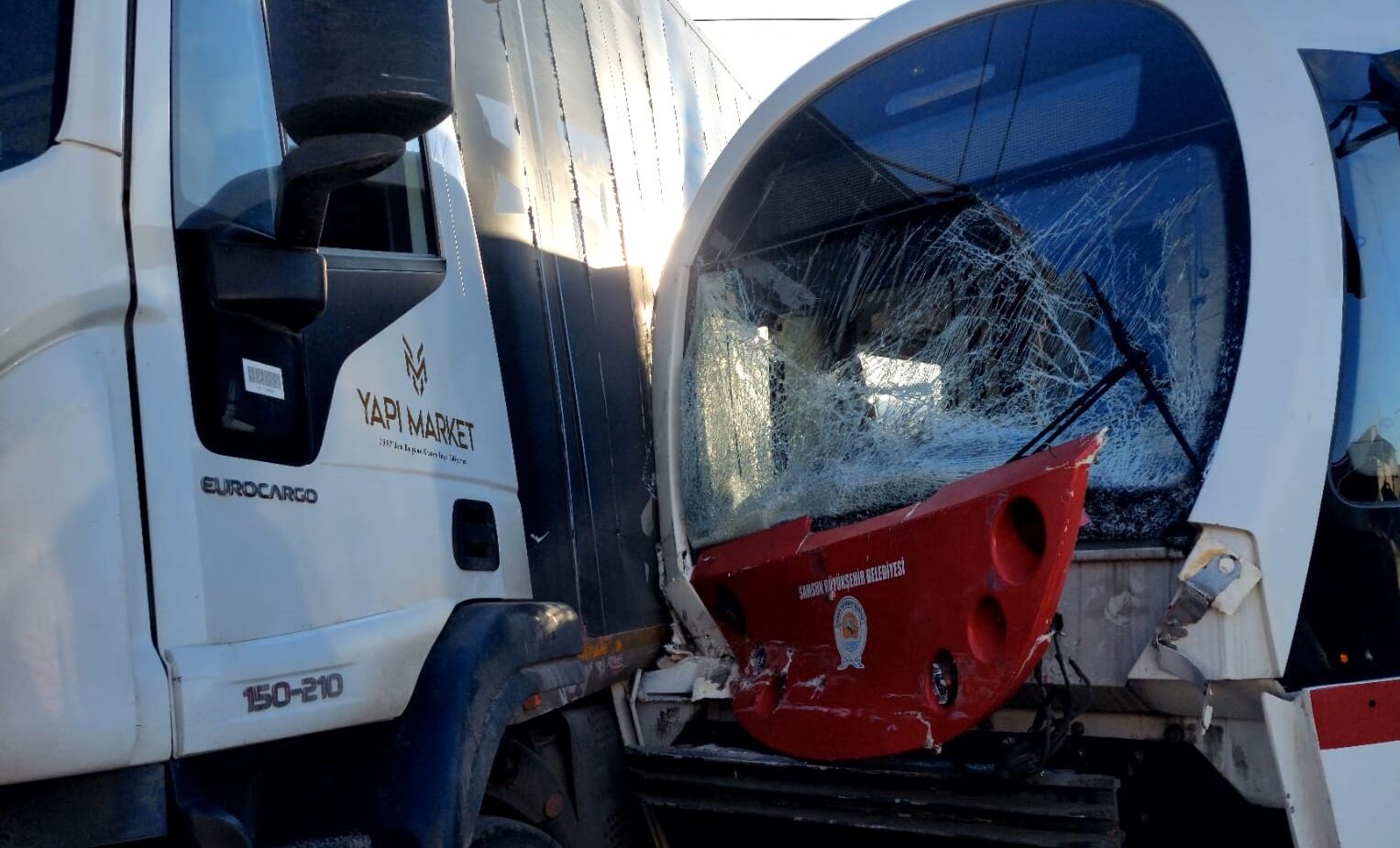 Tramvay ile kamyon çarpıştı; 3 yaralı