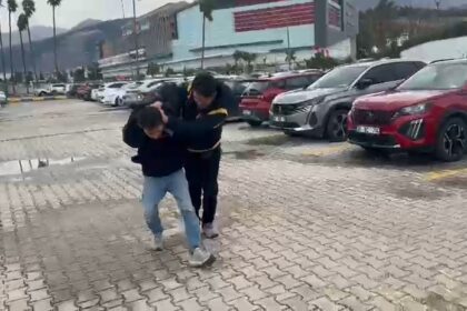 TUVALETTE GIZLICE KADINLARIN GORUNTULERI 1198180 356319