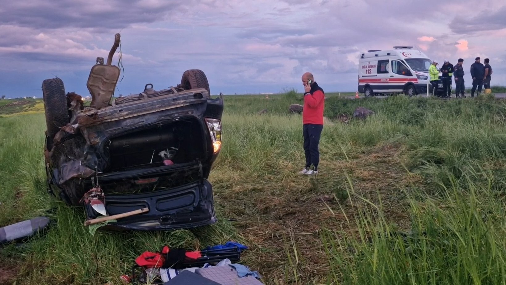 Faciaya davet çıkardılar! 5 kişilik otomobile 11 kişi bindi: Araç tarlaya uçtu: 7’si çocuk 11 yaralı