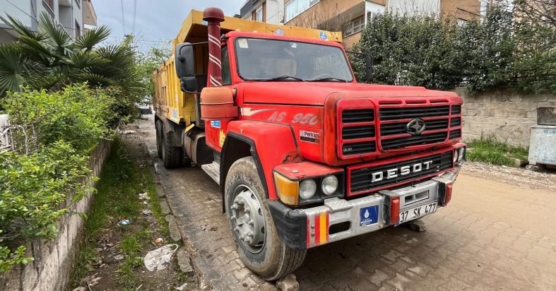 Çalışır halde bırakılan hafriyat kamyonu kaldırımda yürüyen yaşlı adamı ezdi