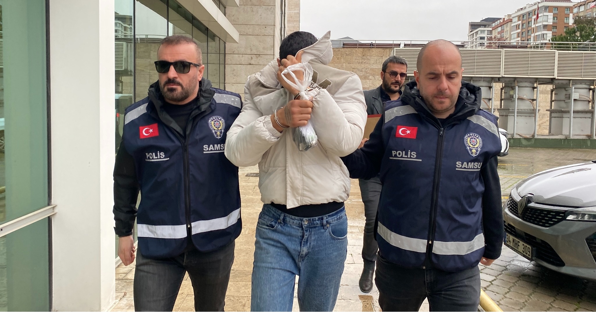 Samsun’da 17 suç kaydı olan müptezel yolda yürüyen kadına cinsel saldırıda bulundu