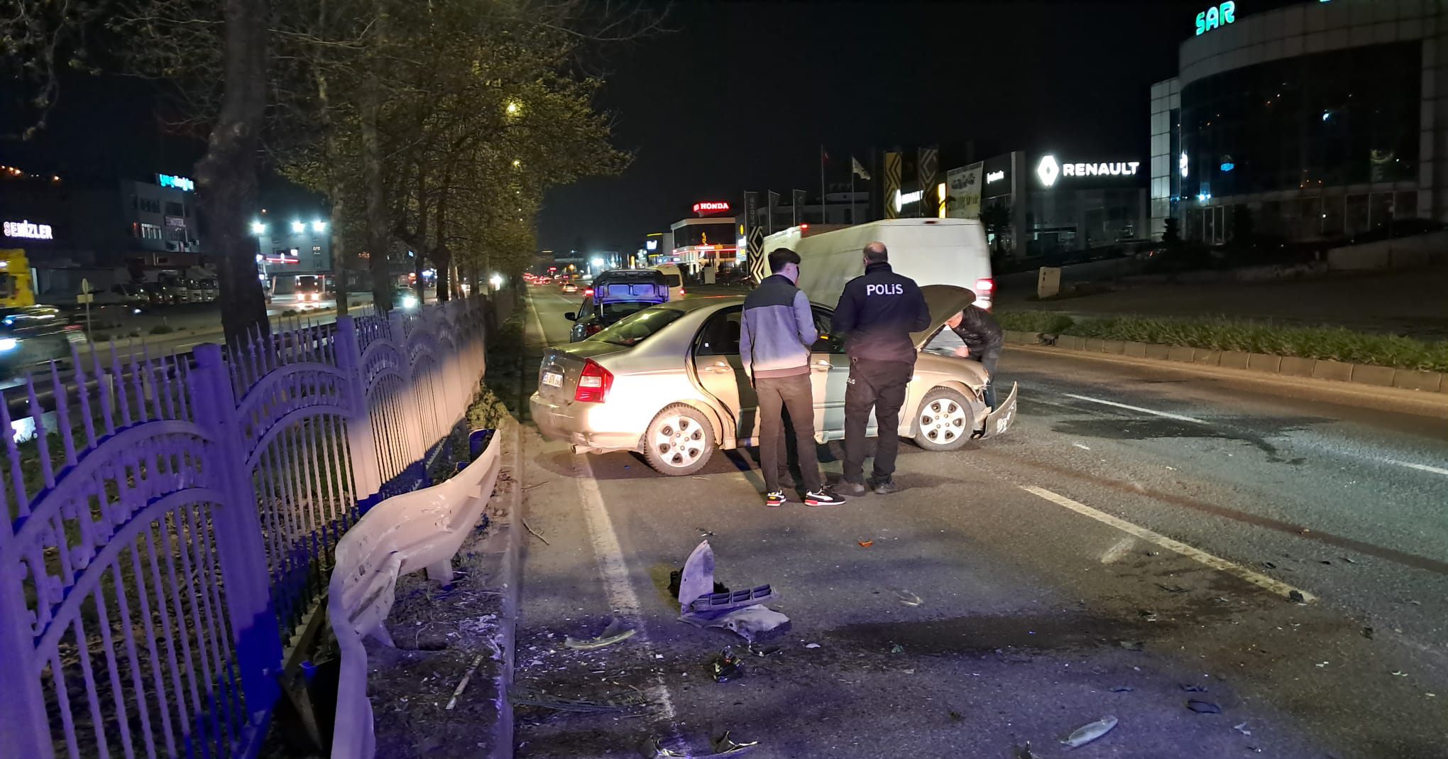 Samsun’da otomobil refüjdeki bariyerlere çarptı: 2 yaralı