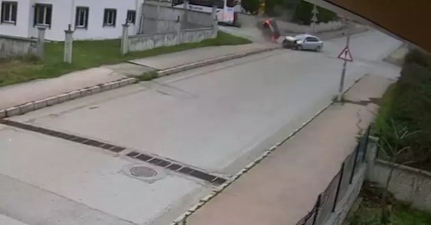Samsun’da iki otomobilin cadde kesişiminde çarpıştığı kaza güvenlik kamerasına yansıdı