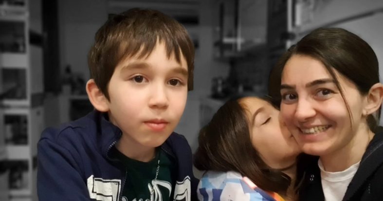 Acılı anne babalarının öldürdüğü iki çocuğunun anısını yaşatmak için kitap yazdı