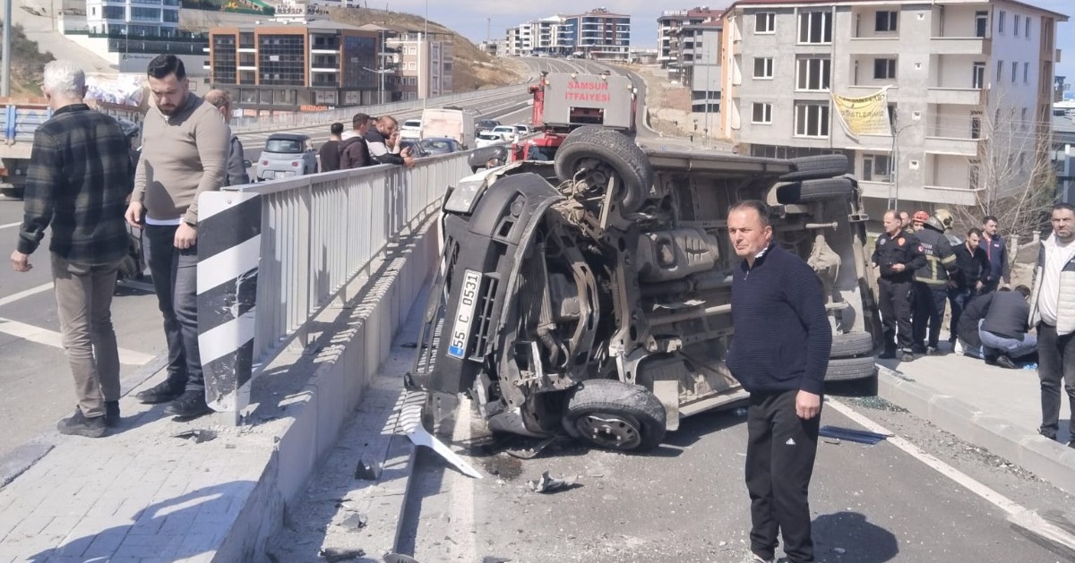 Samsun’da korkutan kaza: Minibüs kavşakta devrildi!