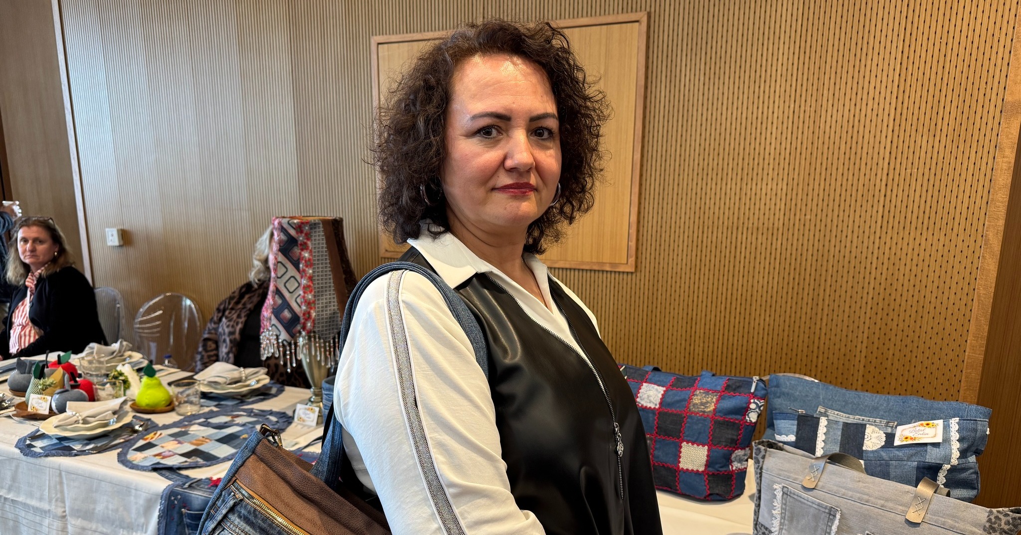 Samsun’da atık kot pantolonlardan elbise, pazar arabası ve kadın çantaları üretti