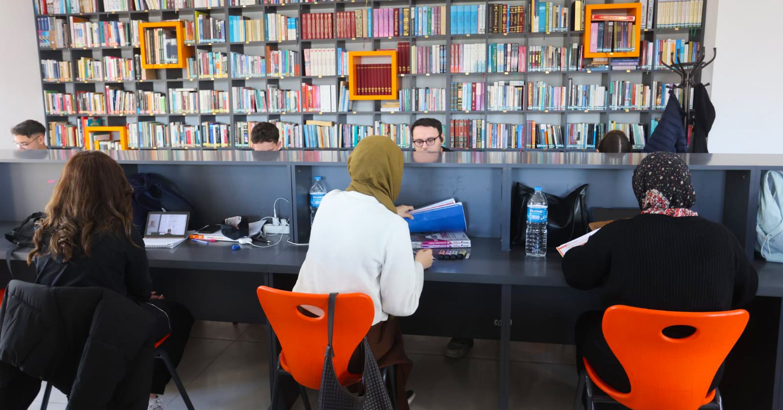 Canik Halk Kütüphanesi Gençlerle Dolup Taşıyor