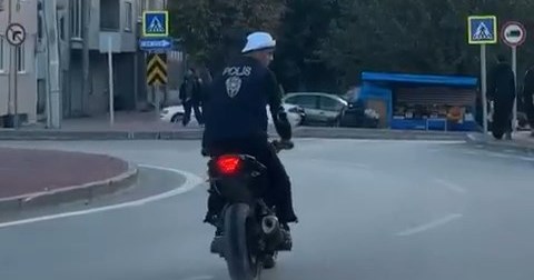 Akılalmaz görüntü: Polis yeleği giyip plakasız motosiklet ile drift attı!