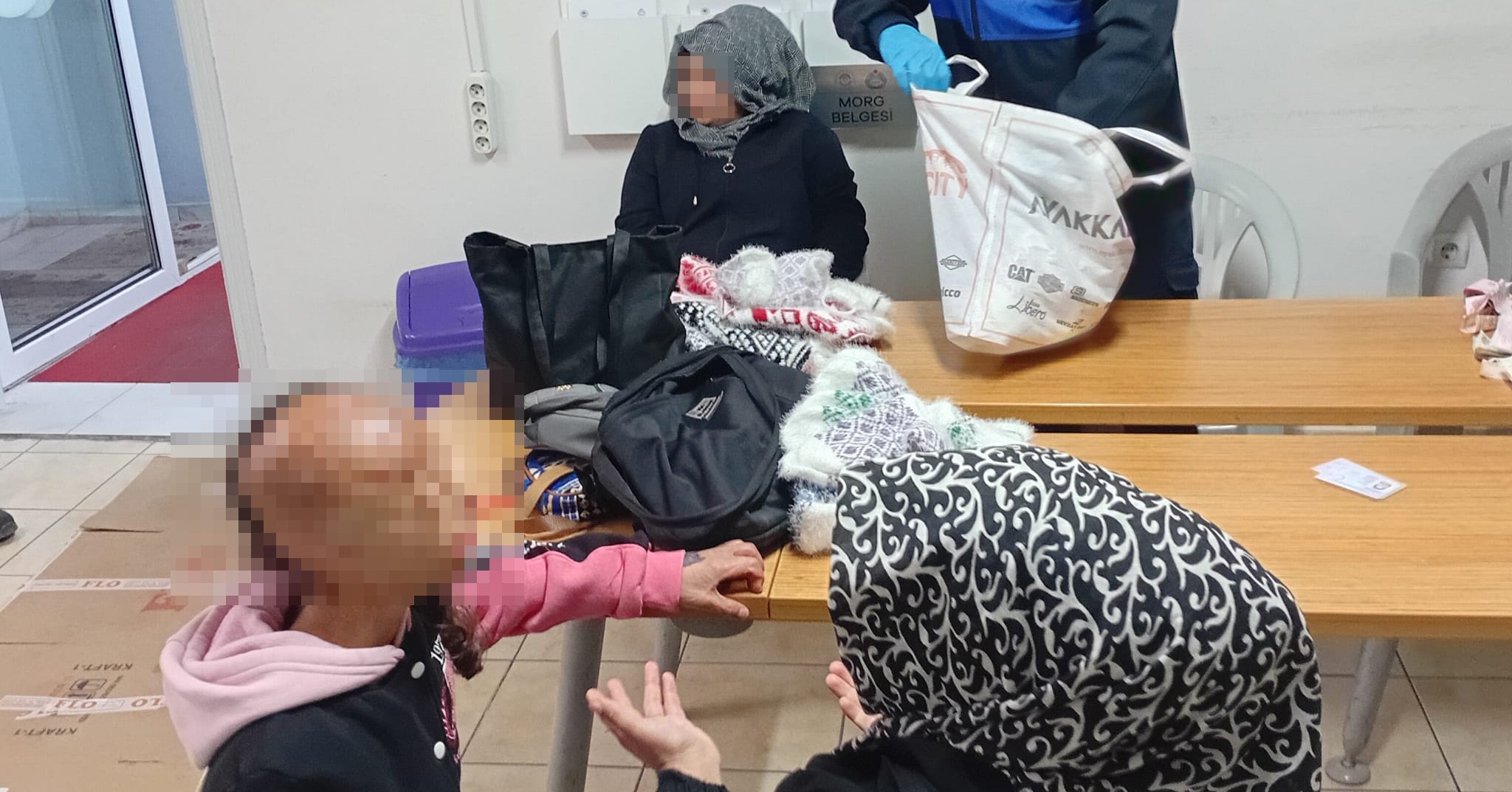 Engelli çocuğu kullanarak dilenen 2 kadının üzerinden 19 bin 600 lira para çıktı