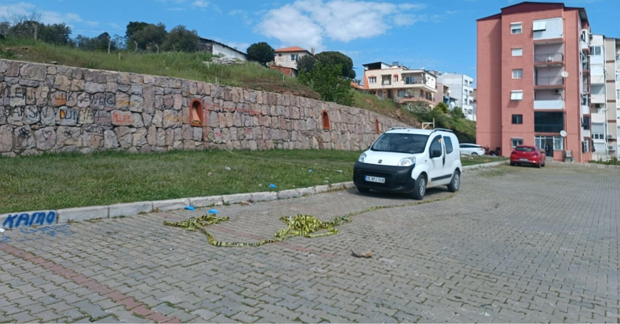 Otomobilde kadını başından vurdu! Aynı silahla kendini öldürmeye çalıştı