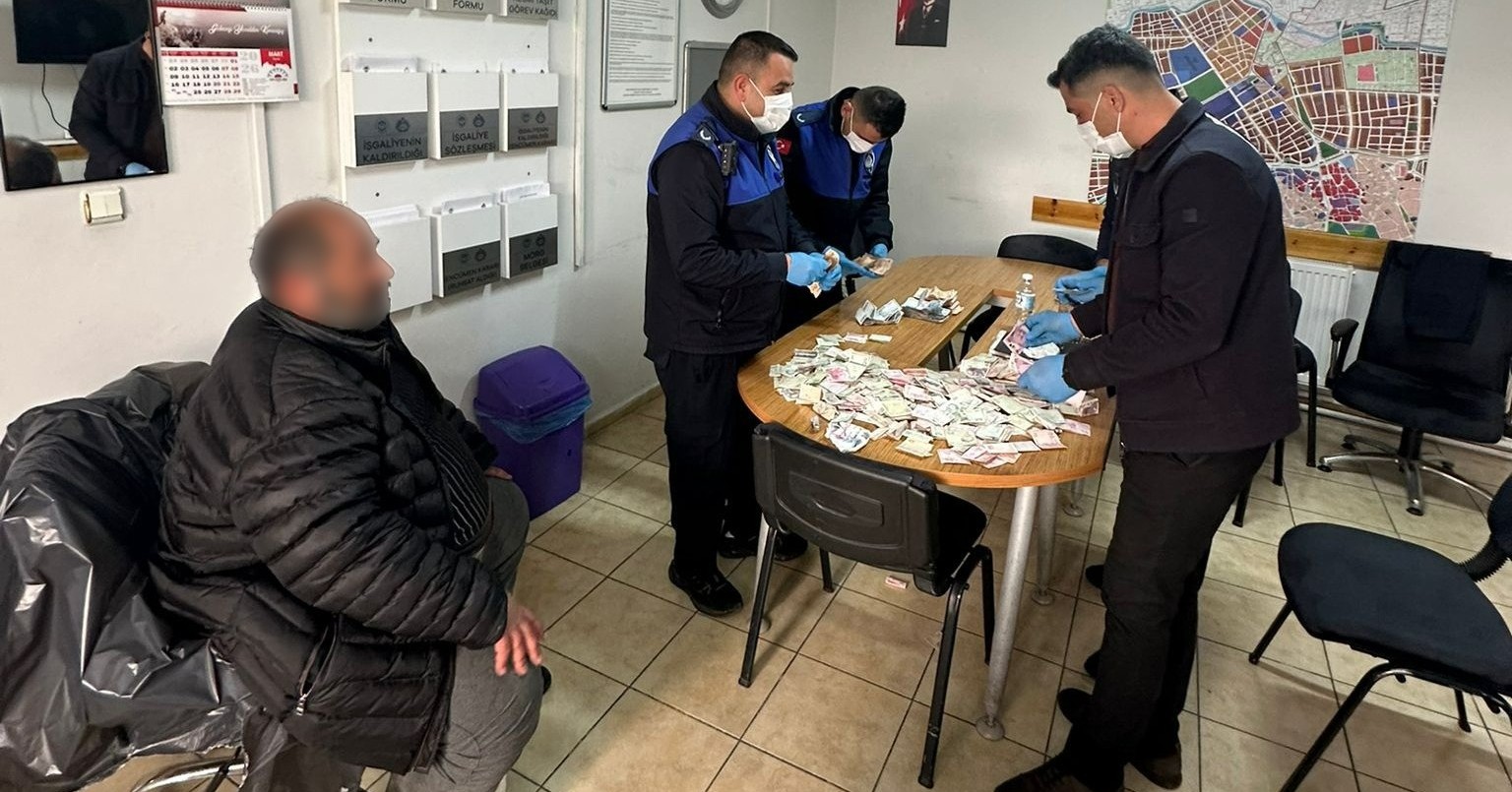 Dilencinin üzerinden çıkan para şaşırttı! Günlük kazancı dudak uçuklattı