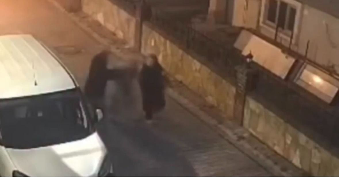 Samsun’da adres sorma bahanesiyle kadının kolyesini çalıp kaçan hırsız yakalandı!