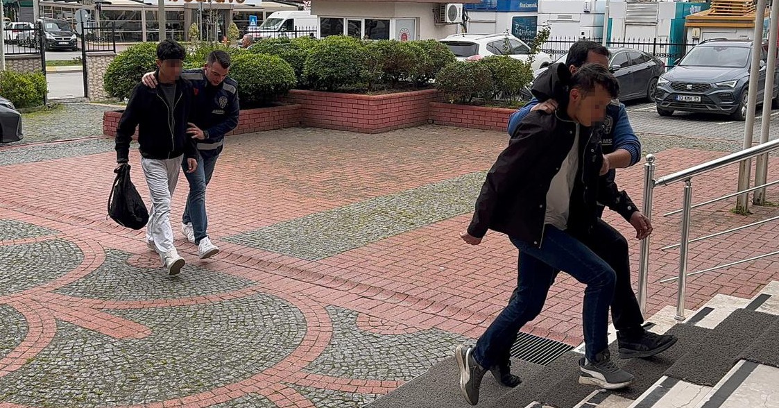 Diyarbakır’dan Samsun’a ehliyet sınavı için gelen 17 yaşındaki gençler casus kopya düzeneği ile suçüstü yakalandılar!