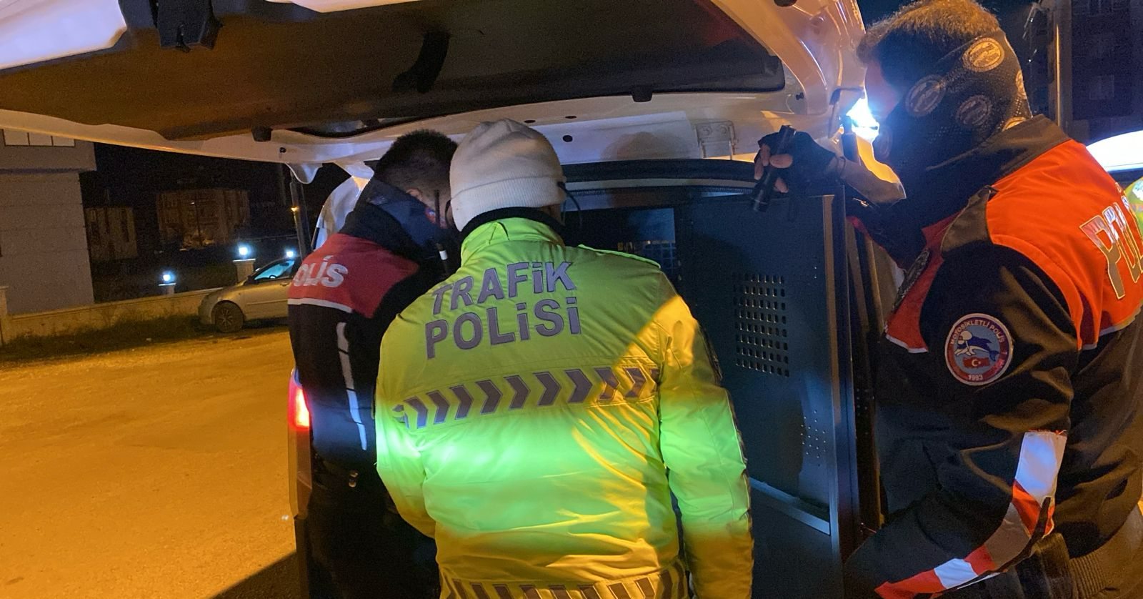 Aracından uyuşturucu çıkan, alkolmetreyi üflemeyen ehliyetsiz sürücüye ceza yağdı!