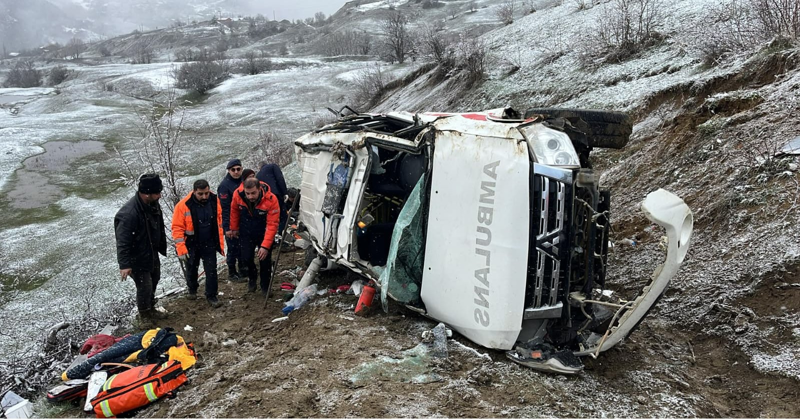 Hasta taşıyan ambulans, uçuruma yuvarlandı! Hasta öldü, 4 kişi yaralandı