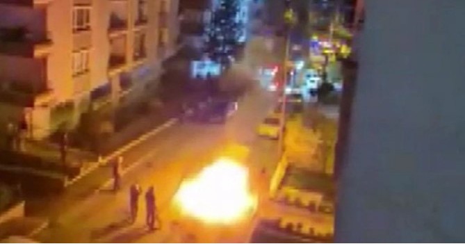Kayınvalidesinin evine gitti: Aracını yaktı, pompalı tüfekle ateş etti!