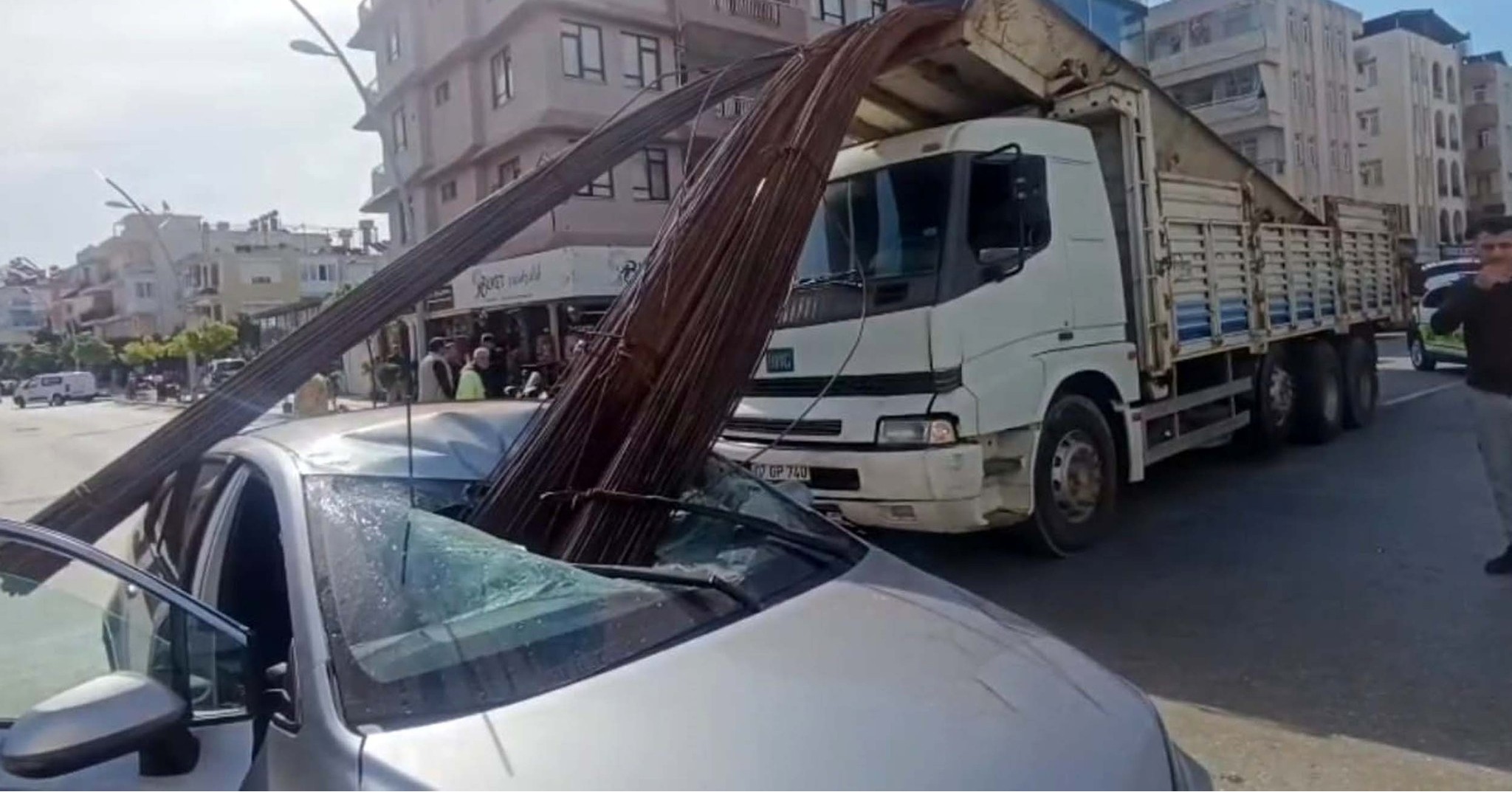 Ölümden kıl payı kurtuldu: Kamyondan düşen inşaat demirleri otomobile saplandı!
