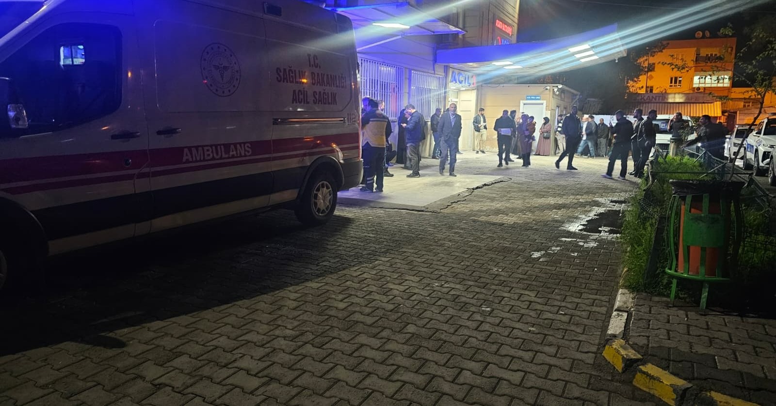 Evinin önünde dehşet! 20 yaşındaki genç boğazından bıçaklanarak öldü