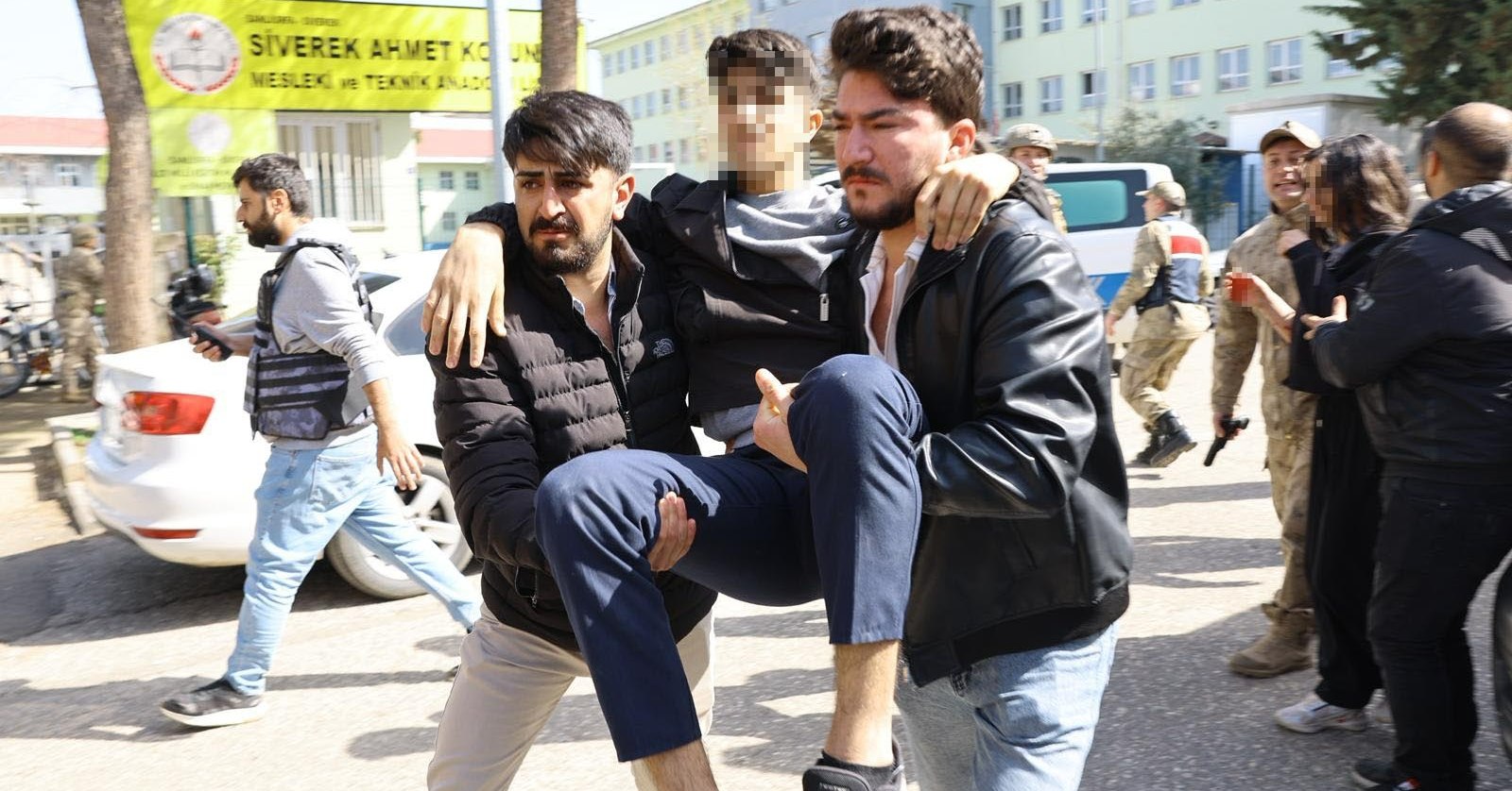 Av tüfeğiyle liseye giren şahıs dehşet saçtı!