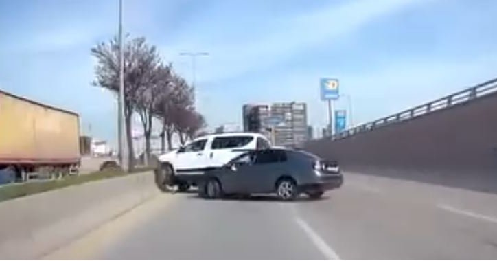 Makas atan araç kazaya sebep oldu!