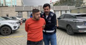 Samsun'un İlkadım ilçesinde aynı dernekte birlikte çalıştığı 2 kişiyi okul önünde tabancayla yaralayan Uğur K. (31) ve azmettirici olduğu öne sürülen Dursun E. (solda), gözaltına alındı.