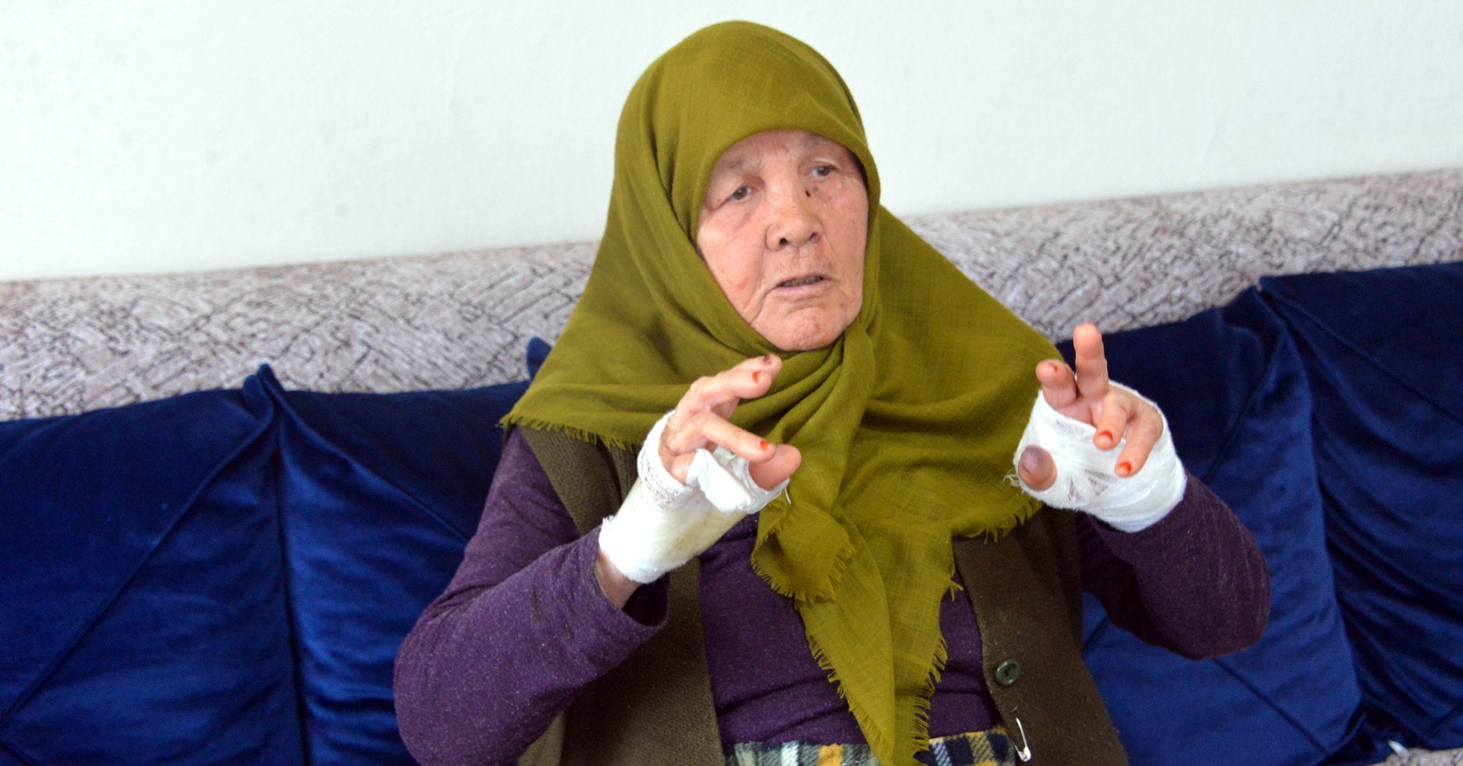 Komşusu, 85 yaşındaki kadına kabusu yaşattı: Bıçak zoruyla altınlarını çaldı