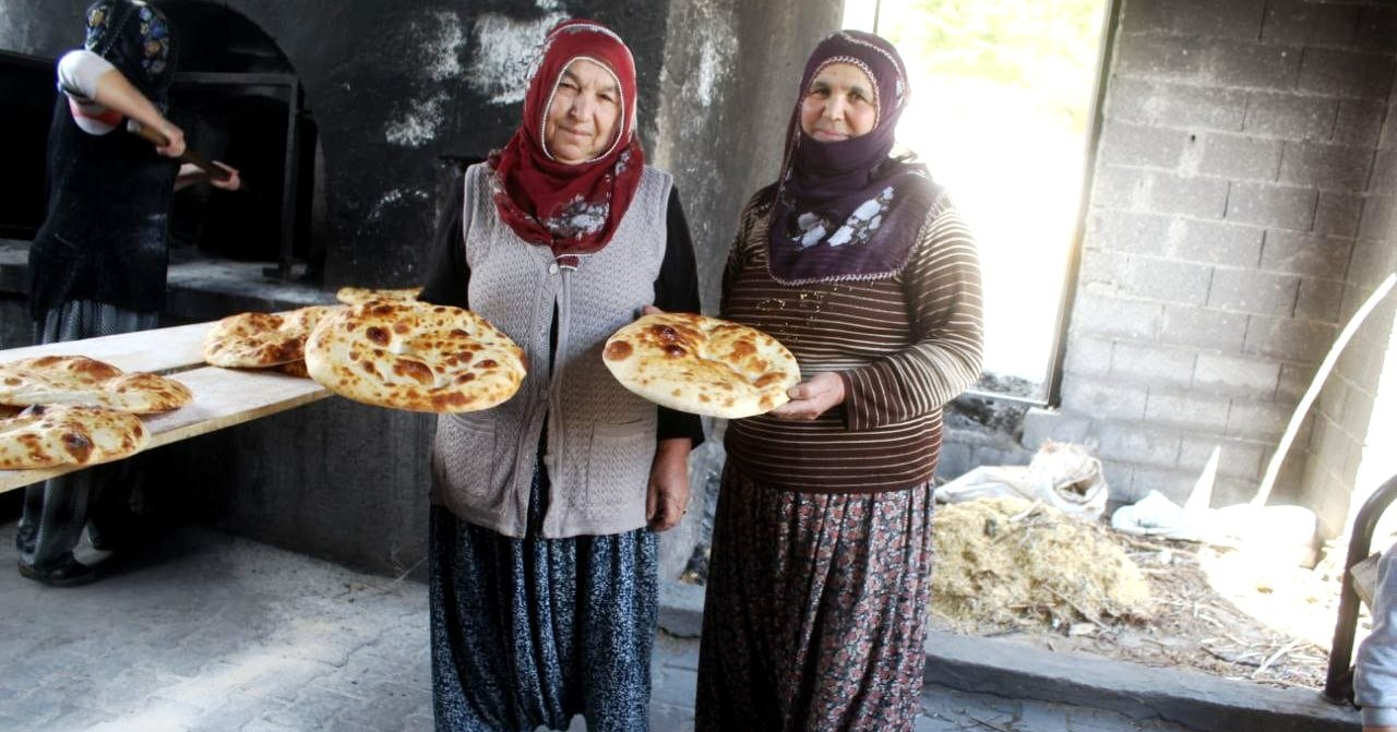 Asırlık ekşi mayalı köy ekmeği ve katmer geleneğini iki komşu imece usulü yaşatıyor