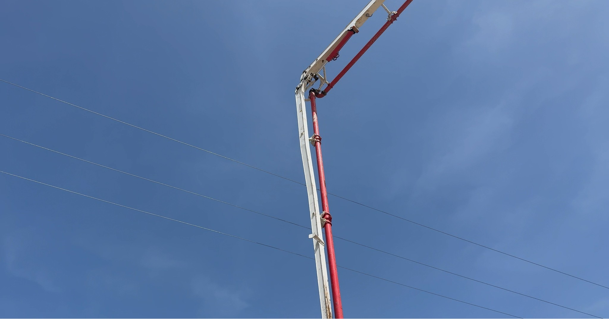 Beton pompasının bomu yüksek gerilim hattına temas etti; 1’i ağır, 2 yaralı