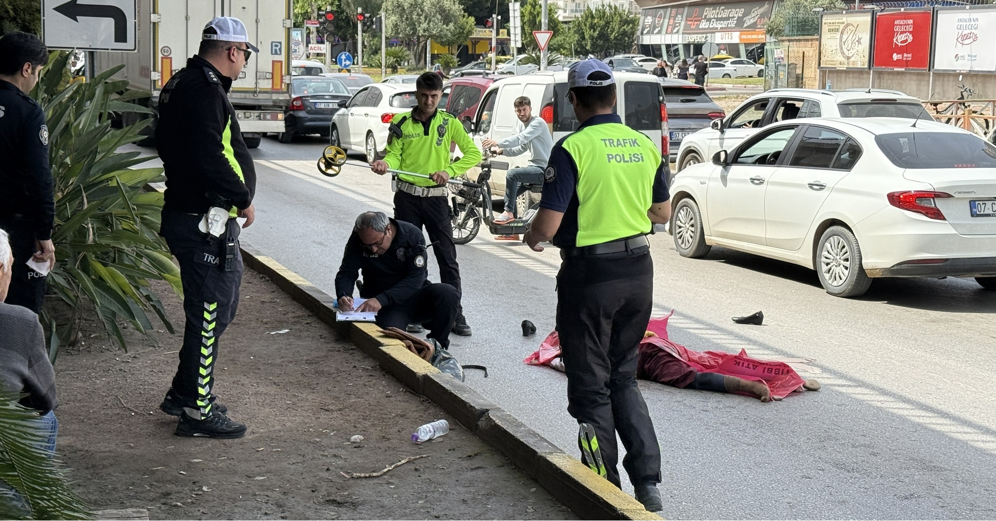 Yol kenarında mendil satarken TIR’ın altında kalan kadın hayatını kaybetti